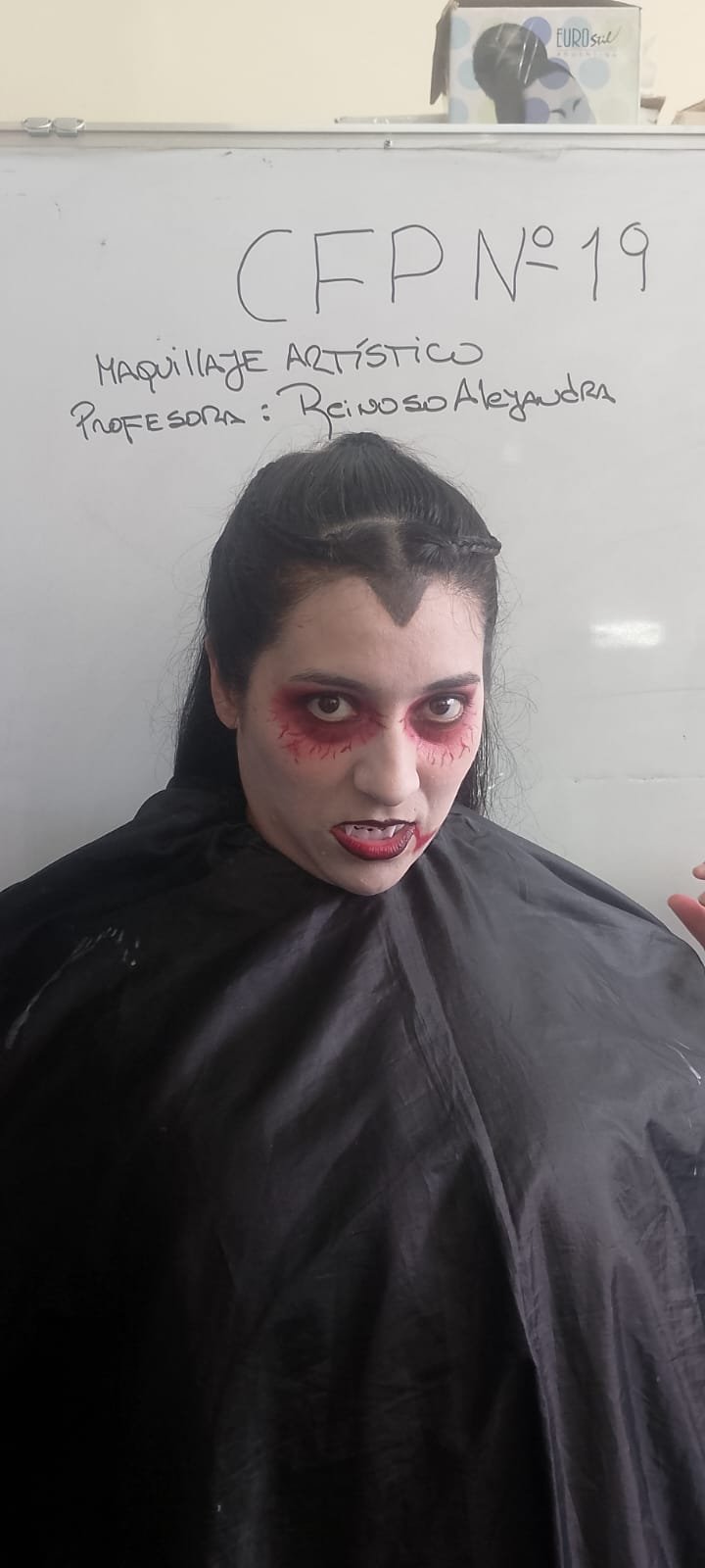 Estudiantes en Clase de Maquillaje Artístico